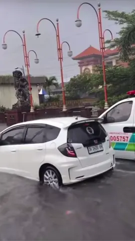 Bali banjir terbaru semeton. 15 september bali banjir lagi padahal baru hujan beberapa jam. Pemerintah mau menyalahkan debit hujan lagi padahal baru beberapa jam? Di kasi waktu Tuhan cuaca cerah 4 hari bukan digunakan sebaik mungkin, lelet minta ampun, menyalahkan masyarakat ngurus sampah sendiri, menyalahkan hujan. Udah kayak mantan pacar aja lu pada pemerintah! #balibanjir #balibanjirterbaru