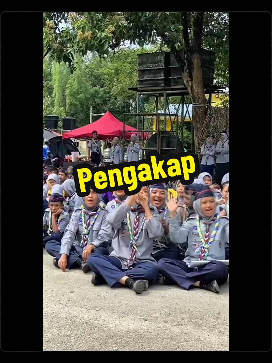 Perkhemahan pengakap peraja k10. Sejarah Pengakap Dulu, awal abad ke-20, ada seorang pegawai tentera British bernama Lord Robert Baden-Powell. Masa dia bertugas di Afrika Selatan, dia perasan tentera mudanya kurang kemahiran asas seperti menjejak, bertahan hidup, dan kerja berpasukan. Lepas balik ke England, dia terfikir, “Kenapa tak ajar kemahiran ni pada anak muda, tapi dalam cara yang seronok?” Pada tahun 1907, dia kumpulkan 20 orang budak lelaki dan bawa mereka berkhemah di Pulau Brownsea, England. Perkhemahan tu jadi permulaan gerakan pengakap dunia. Budak-budak tu belajar ikatan tali, isyarat tangan, masak dalam hutan, dan kerja sama kumpulan—semua dalam suasana santai dan penuh semangat. Setahun kemudian, 1908, Baden-Powell tulis buku “Scouting for Boys”, yang jadi panduan rasmi pengakap. Gerakan ni cepat tersebar ke seluruh dunia sebab konsepnya mudah: belajar sambil buat aktiviti luar, bantu orang lain, dan jadi warganegara yang baik. Di Tanah Melayu, pengakap mula diperkenalkan sekitar 1908–1910 melalui sekolah-sekolah Inggeris. Dari situ, ia berkembang jadi Persekutuan Pengakap Malaysia, yang kini terkenal dengan aktiviti perkhemahan, khidmat masyarakat, dan pengembaraan lasak. Jadi, bila kita nampak pengakap hari ni, dari lencana sampai kemah besar, semua tu berakar dari satu perkhemahan kecil di sebuah pulau—bukti bahawa idea kecil boleh jadi gerakan global yang hebat. #smksis #serviceaboveself #pengakap 