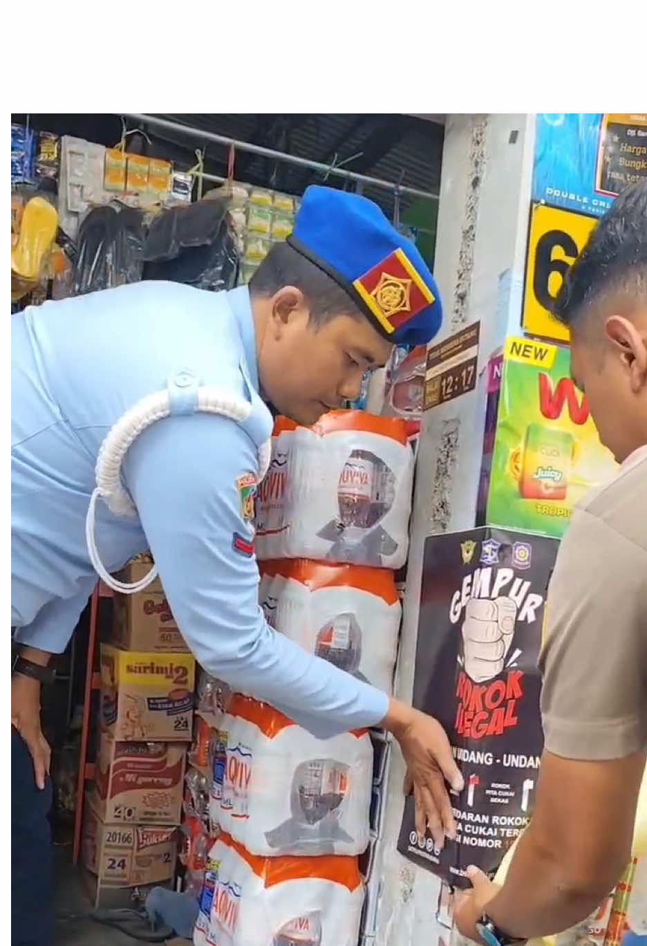 SATPOL PP SURABAYA BERSAMA BEA CUKAI SIDOARJO AMANKAN 9.500 BATANG ROKOK ILEGAL Satpol PP Surabaya bersama Bea Cukai Sidoarjo secara masif melakukan operasi gabungan untuk menekan peredaran rokok ilegal di masyarakat, khususnya di Kota Surabaya. Dari hasil operasi, petugas berhasil mengamankan sebanyak 475 bungkus atau 9.500 batang rokok ilegal yang ditemukan dijual oleh pedagang asongan. Selain melakukan penindakan, petugas juga melakukan sosialisasi kepada para pedagang, baik yang kedapatan menjual maupun yang tidak menjual rokok ilegal. Simak berita selengkapnya diwebsite kami polpp.surabaya.go.id ✨ #rokokilegal #beacukaisidoarjo #satpolppsurabaya #satpolpp #surabaya 