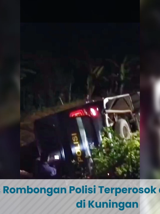 Sabtu malam, 13 September 2025, rombongan polisi dari Polda Jawa Barat pulang usai mengantar jenazah pensiunan polisi di Desa Karangsari. Namun dalam perjalanan, bus rombongan tersebut mengalami kecelakaan tunggal. Kendaraan besar itu terperosok ke jurang di ruas Jalan Karangsari–Bakom, Kecamatan Darma, Kuningan, Jawa Barat. Beruntung, tidak ada korban jiwa dalam peristiwa tersebut. Meski begitu, sejumlah anggota kepolisian mengalami luka-luka dan langsung dievakuasi ke Puskesmas terdekat serta RSUD untuk mendapatkan perawatan. Suasana malam itu dipenuhi kepanikan sekaligus kepedulian. Warga setempat bergegas turun tangan, bergotong royong membantu proses evakuasi bersama aparat Polsek Darma, perangkat Desa Karangsari, dan perangkat Desa Bakom. #kuninganjawabarat #PoldaJabar #KecelakaanBus #BeritaJawaBarat #Evakuasi #GotongRoyong #BeritaTerkini #InfoKecelakaan