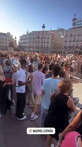 Pada 14 September 2025, demonstrasi besar pro-Palestina pecah di pusat kota Madrid, Spanyol, tepat di rute penutupan Vuelta a España 2025. Sekitar 100.000 orang turun ke jalan di area Gran Vía – Plaza de Colón hingga Paseo del Prado. Massa memblokir jalur lomba sepeda, merobohkan pembatas, dan memaksa pihak penyelenggara menghentikan lomba lebih awal. Polisi dikerahkan dalam jumlah besar dan terjadi bentrokan kecil. Demo ini menjadi salah satu aksi solidaritas Palestina terbesar di Spanyol tahun 2025. #DemoMadrid  #BeritaDunia  #UpdateSpanyol #SolidaritasPalestina #aksibelapalestina   Berita Hari ini Demo Di Spanyol hari ini 