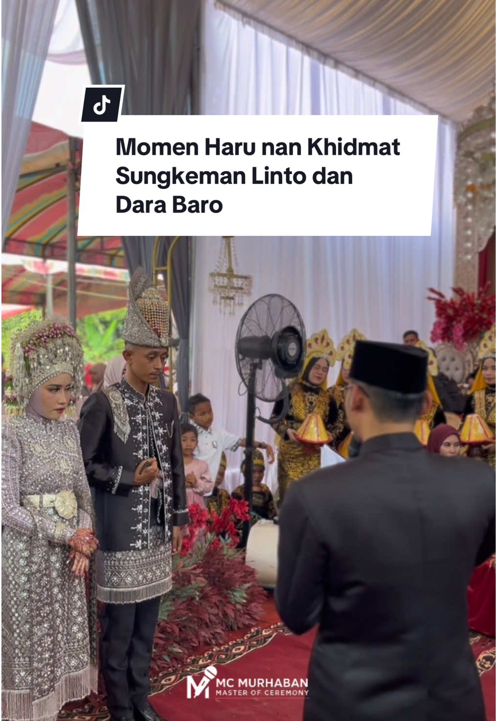 Momen haru nan khidmat. Sungkeman @rjrska & @_rrkoto kepada orang tua tercinta. Bahagia bercampur air mata, doa pun terpanjat penuh makna. “Semoga doa restu orang tua menjadi keberkahan sepanjang usia, dan rumah tangga selalu damai dalam cinta serta ridha-Nya, Aamiin “🤲 #sungkem #sungkemanmoment #wedding #mc #haru   