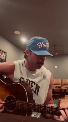 My way…….. #countrymusic #rileygreen 💚💚 #videoviral 