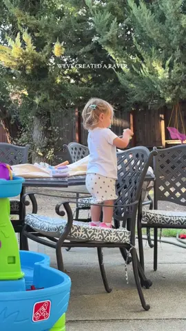 How does she know how to move like that 😂 #mom #MomsofTikTok #momlife #momtok #toddlersoftiktok 