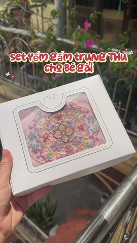Trung thu này, bé hóa thân thành nàng thơ với set yếm hồng – váy đen xinh xắn. Dịu dàng, nổi bật và cực kỳ đáng yêu 💖🎑” #settrungthu #settrungthuchobe #settrungthuchobegai 