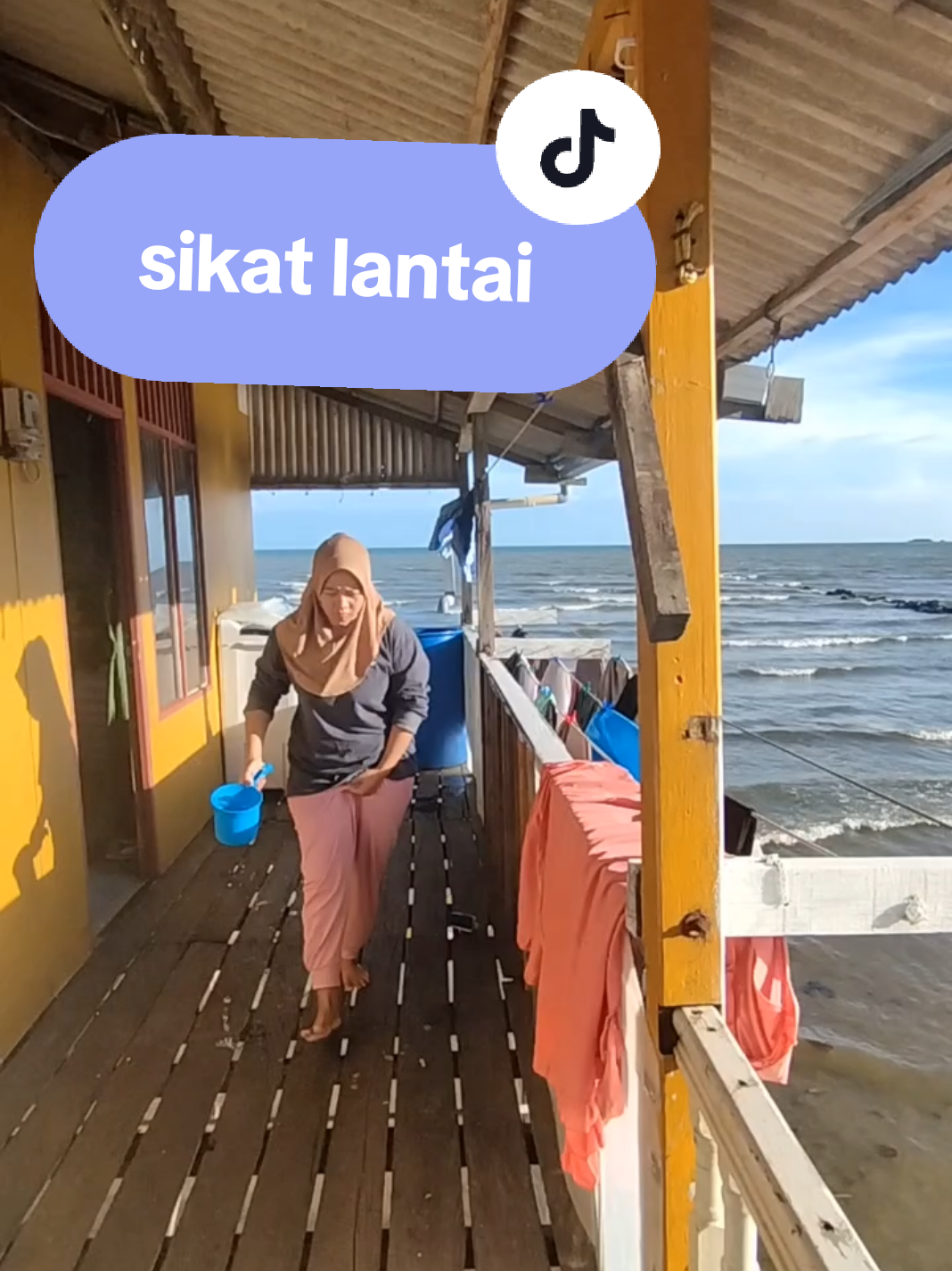 Sudah cape2 sikat lantai, vidionya malah ga te save full 🤣🤣 capenyaa akutuhhh guys!!🤣🚿 #4u #fyp #4upage #rumahatasair #dailyvlog 