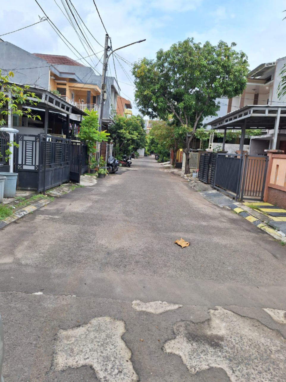 Dijual Cepat Rumah Siap Huni Dalam Cluster di taman Royal Area Poris Cipondoh Tangerang Kota  Luas Tanah : 84 m²  Luas Bangunan : 45 m²  Kamar Tidur : 2  Kamar Mandi : 2  Carport : 1 Mobil  Bangunan Menghadap : utara  Legalitas : SHM,PBB  Apakah Ada IMB : Ada IMB  Legalitas : On Hand  Listrik : 2200 Watt  Sumber Air : PDAM dan Air tanah  Furnished : non furnished  Akses Tol Terdekat : Tol Alam Sutera Bandara Selling Point & Keunggulan:  One Gate System  Security 24 Jam  CCTV  Lingkungan tenang & nyaman  Row jalan Besar  Taman Penghijauan  Terdapat Mushala  ±3 menit ke stasiun Batu Ceper Jalan kaki  ±2 menit ke Terminal Poris  ±15 menit ke Pintu Tol Tangerang  ±5 menit ke  Mall Tangerang City  ±10 menit ke Bandara   Harga : 950 Juta ( Nego) More info: Faisal 082163993726 .  .  #rumahtamanroyaltangerang #rumahporis #rumahcipondoh #rumahtangerangkota #rumahdijualcepat 