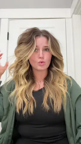 Okay but can someone tell me if this is wet? Tell me I’m not crazy. #sexyhair #hairvolume #texturizingpowder #sexyhairbigpowderplay #bighair 