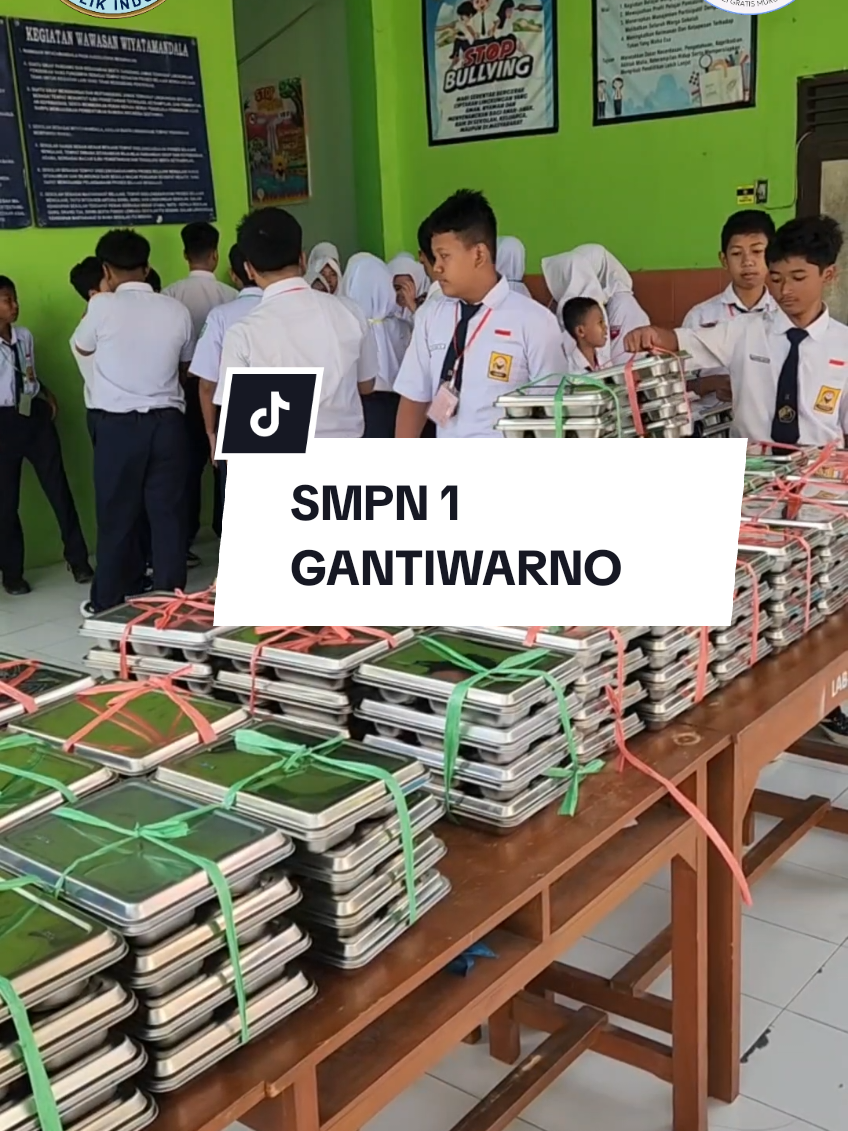 Suasana makan bergizi gratis di SMPN 1 Gantiwarno. terimakasih atas program Bapak Prabowo yang telah membahagiakan siswa-siswi sekolah dari tingkat KB sampai jenjang SLTA. Bukan hanya bahagia, namun juga mencukupi gizi dengan adanya program ini. semoga program MBG ini sukses di selruh wilayah di Indonesia.@prabowo_president01  . #programprabowo #mbg #sppgmbg #makanbergizigratis #badangizinasional 