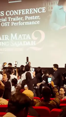 Tangis pecah ketika Farel Prayoga pertama kali membawakan lagu “Cinta untuk Mama” secara live dalam press conference film Air Mata di Ujung Sajadah 2. Suasana penuh haru membuat penampilan Farel terasa begitu emosional dan menyentuh hati semua yang hadir.#farelprayoga 