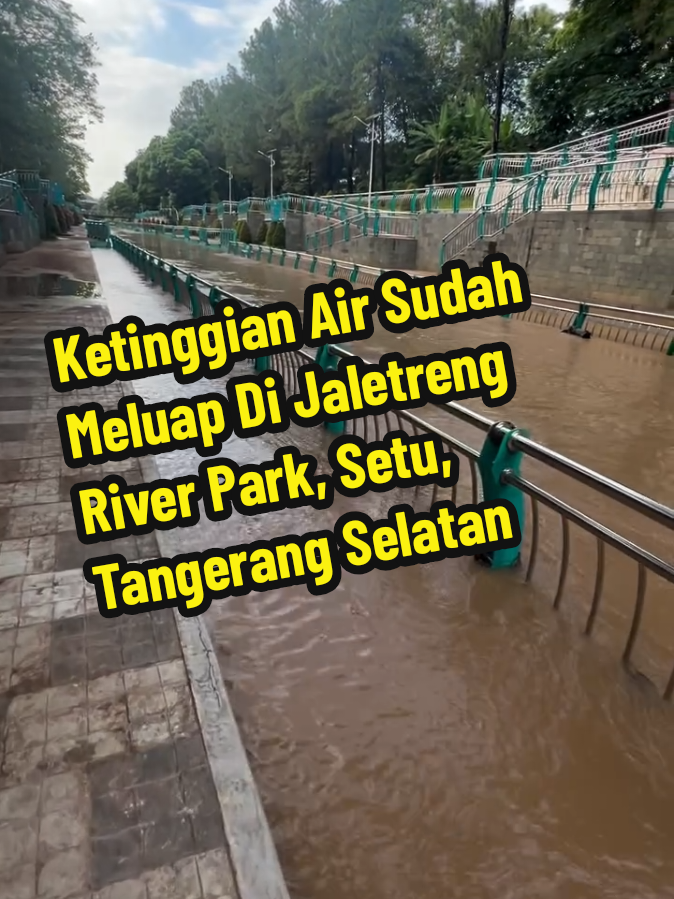 Senin pagi, 15 September 2025, dilaporkan ketinggian air sudah meluap di Jaletreng River Park, Taman Kota 2, Setu, Tangerang Selatan. Penyebabnya dari intensitas curah hujan yang tinggi. Mohon berhati-hati. #setu #tangerangselatan #tangsel  ----- Ikuti akun kami untuk update informasi terkini Jakarta dan sekitarnya ----- 📹 : ig via rekadiki