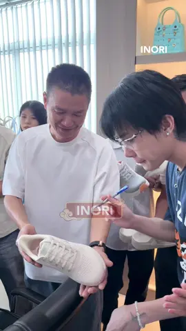 Chủ Tịch Nesty lưu lại chữ kí Jack - J97 để trang trọng phòng Chủ Tịch của mình #inorientertainment #jack #nesty 