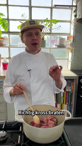 Die Königin aller Saucen: Bratensauce 👑✨ Aus Kalbsknochen, Gemüse, Rotwein, Gewürzen – und vor allem mit ganz viel Zeit. Langsam gekocht, intensiv im Geschmack und die Basis für fast jede Sauce in der Küche. Ob eingekocht im Glas oder tiefgefroren im Vorrat: Damit bist du immer ready für den perfekten Bratenmoment. 🍷🥩🥕 #Bratensauce #Saucenliebe #Küchenbasics #FoodLover #SlowCooking     