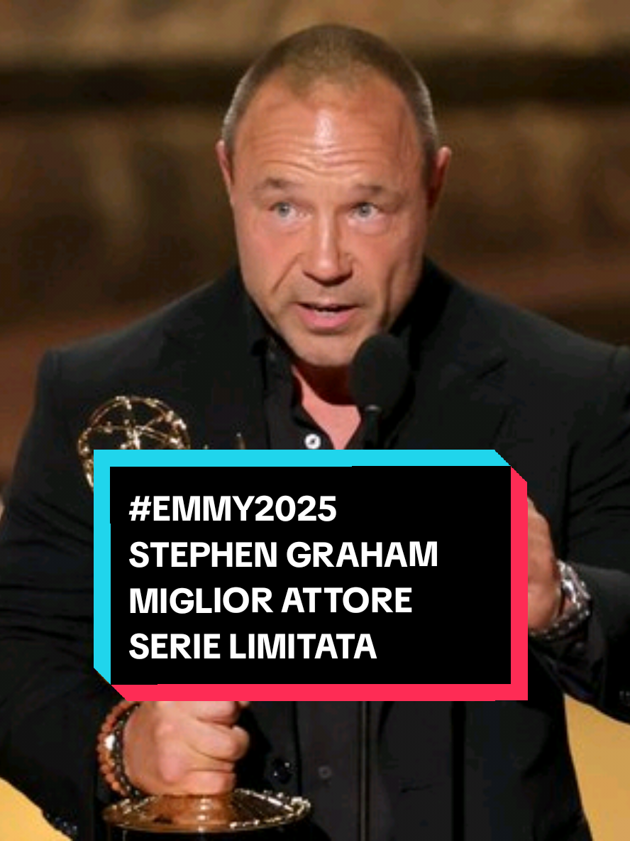 Stephen Graham vince come miglior attore in una serie limitata, per Adolescence, agli Emmy 2025.  #stephengraham #adolescence #emmy #netflixitalia #news 