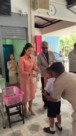 สส.พี่อิ่ม แจกไอศกรีมให้กับน้อง ๆ นักเรียนโรงเรียนวัดบึงบัว เขตลาดกระบัง กรุงเทพมหานคร @ดร. อิ่ม ธีรรัตน์ #ธีรรัตน์สำเร็จวาณิชย์ #สสอิ่ม #fypシ゚ #เทรนด์วันนี้ 
