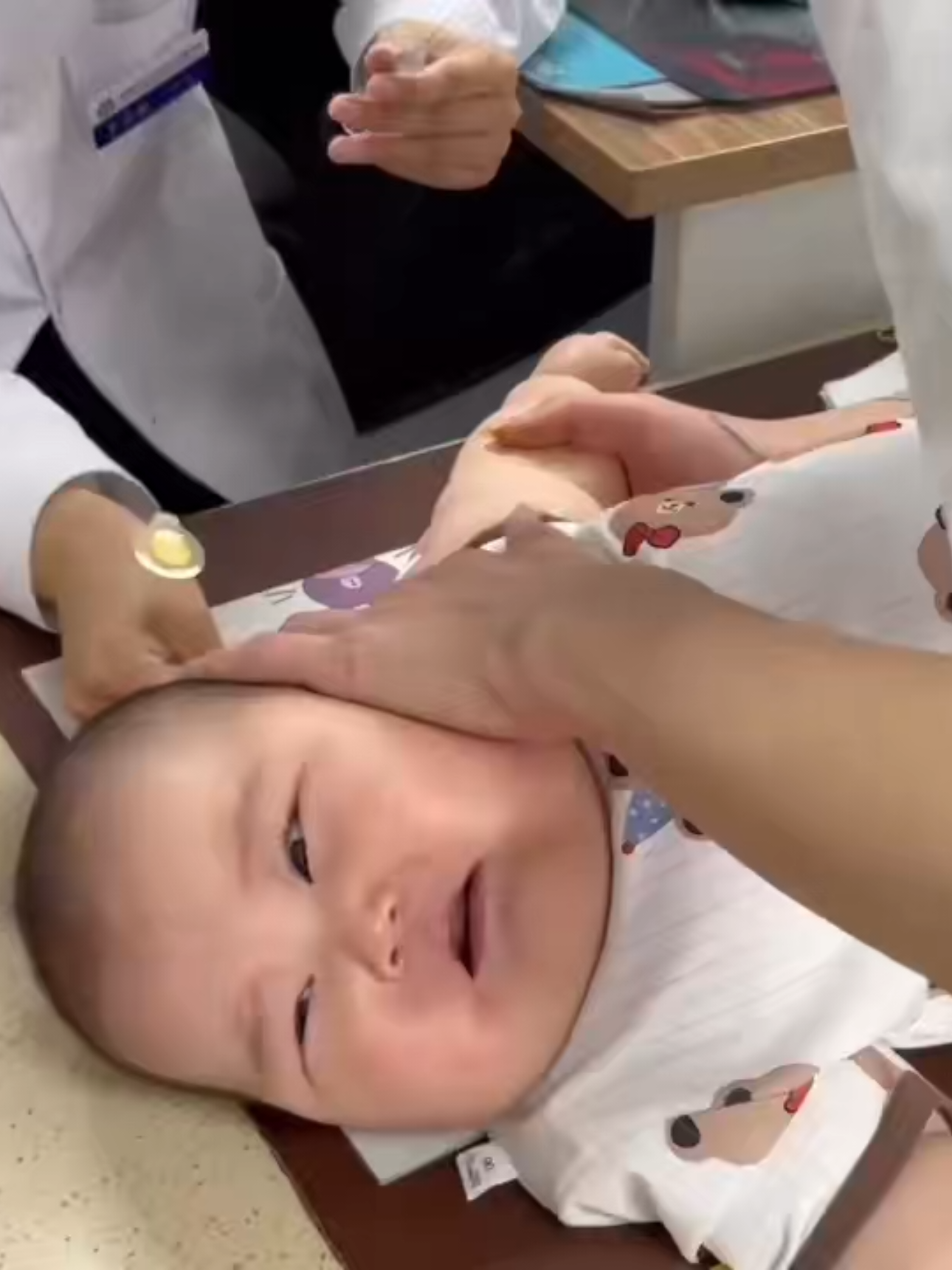 人生中第一次打预防针，给肥布布疼的嗷嗷叫😂#babylove #chinababy #fatbaby #cutebaby 