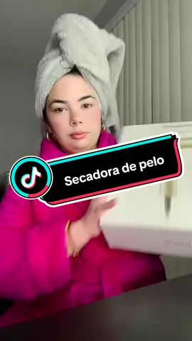 Secador 3 en 1 ultraligero y plegable que te permite alisar, rizar y secar tu cabello en un solo paso. Su tecnología de 300 millones de iones negativos combate el frizz y deja tu melena suave y brillante. Ideal para viajes o uso diario gracias a su diseño compacto y práctico. #SecadorDePelo #CuidadoDelCabello #EstiloEnCasa #HairCare#mujeres 