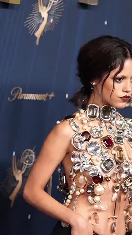 #JennaOrtega sul red carpet degli #Emmys2025 con un look #Givenchy by Sarah Burton #Emmys #TikTokFashion  