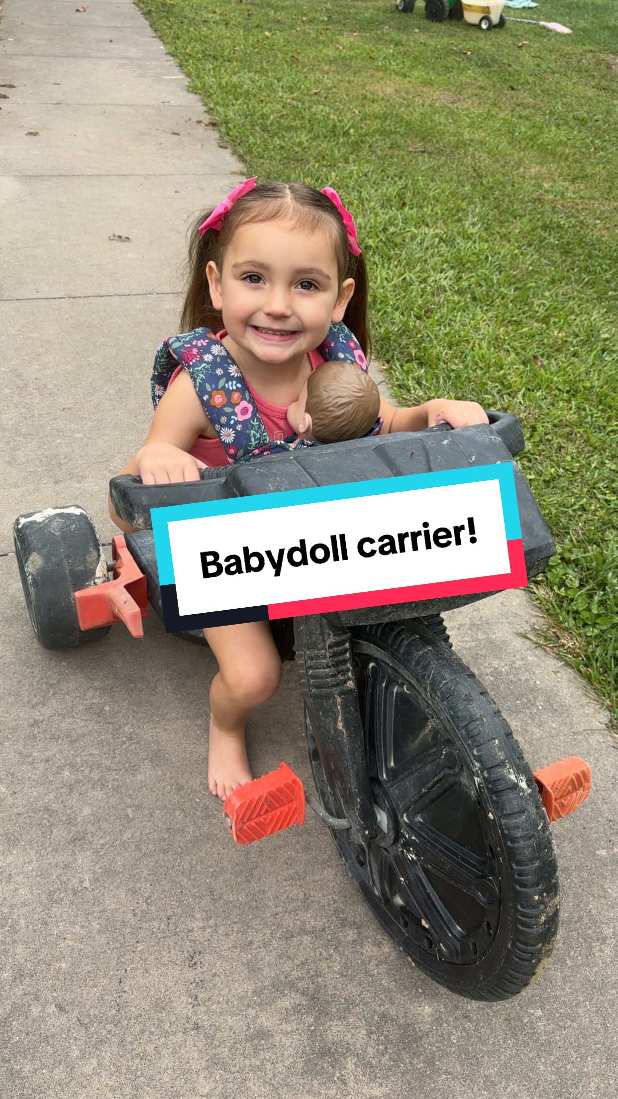 Whether they’re carrying dolls or stuffed animals, this is a perfect gift to help your little one’s build skills while they pretend play! ❤️👶🏼🧸 #babycarrier #pretendplay #toddlersoftiktok #momtok #babydolls 