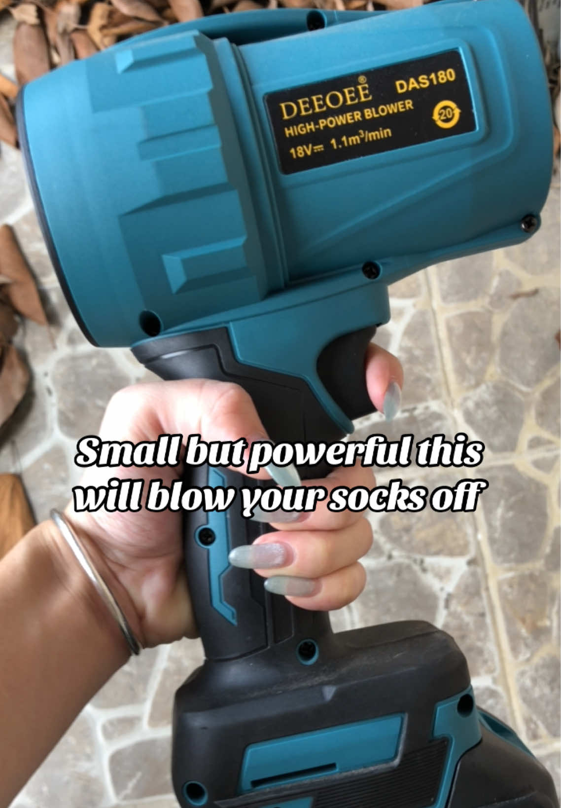 This blower has crazy power, blowing away stagnant water in a few seconds.#powerblower #blower #CordlessLeafBlower #powertools #powerful 