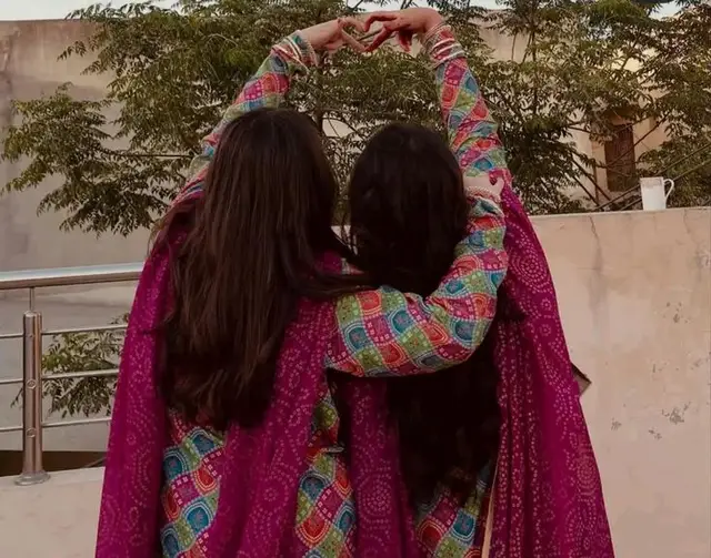 نظم چوبُ الله، هن دنيا ۾ وفا جو نتيجو ڪڏهن ملندو؟ محبت جا واعدا ته سڀ ڪن ٿا، پر دلن جي سچائي ڪٿي ملندي؟ هن ڌرتيءَ تي هر ڪو خواب ڏيکاري ٿو، پر خوابن جو پورو ٿيڻ ڪڏهن ٿيندو؟ وفا ڪندڙ کي تانا ملن ٿا، بي وفا ماڻھو سڱاريا وڃن ٿا۔ چوبُ الله، انصاف جو ڏينهن ڪڏهن ايندو؟ جتي دلن کي عزت ملندي، ۽ محبت کي پنهنجو مقام۔ ---#Sindhi #Sindh #Viral #CapCut #FYP 