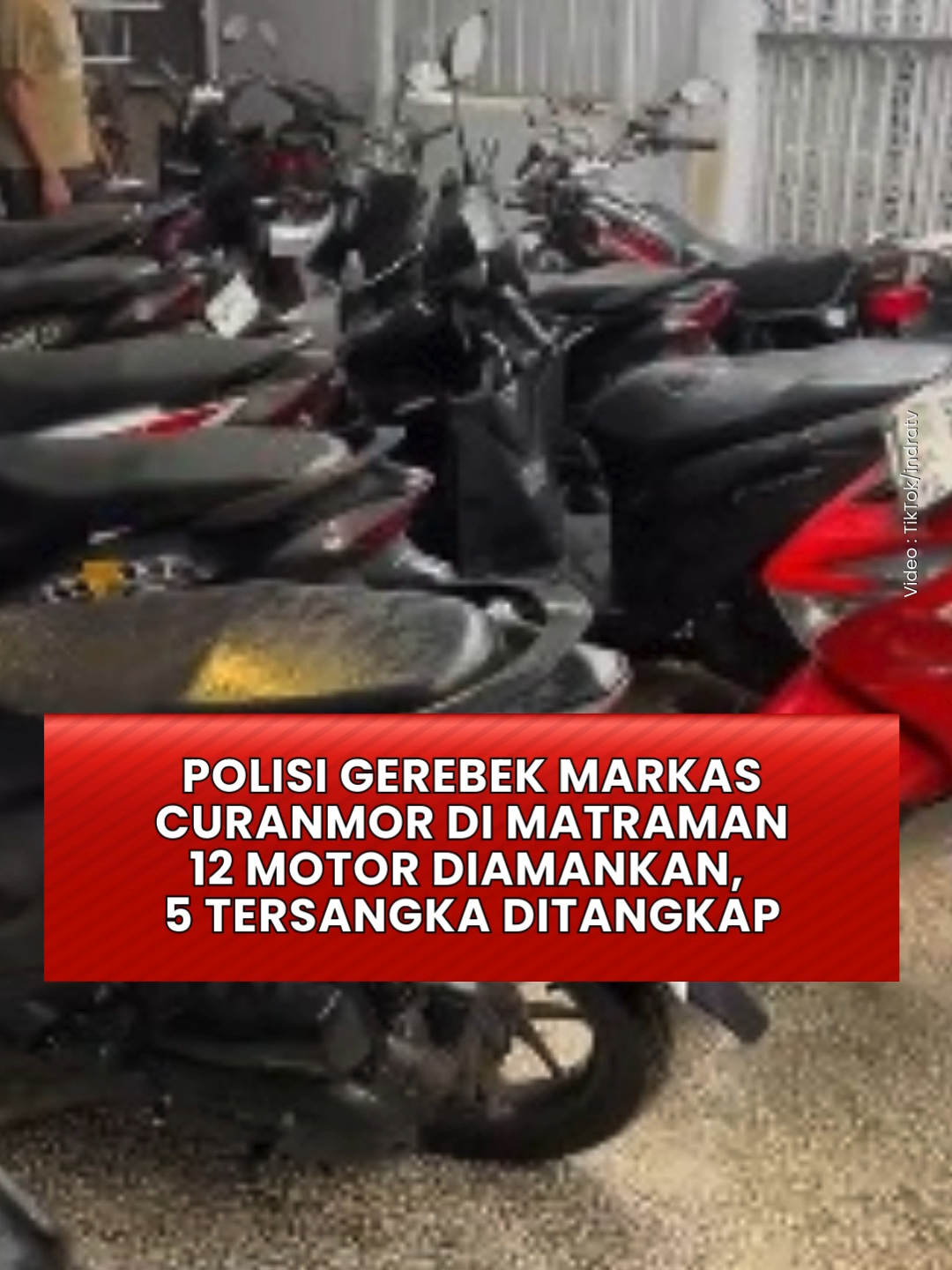 Polisi menangkap lima orang di sebuah kontrakan di Jalan Asem Gede, Utan Kayu Selatan, Matraman, Jakarta Timur, Jumat 12 September 2025, setelah mendapat laporan kehilangan motor dari seorang guru. Di lokasi penggerebekan disita 12 motor hasil curian, juga senjata api rakitan dengan tiga peluru, dua senpi tiruan, serta alat seperti obeng, tang, dan kunci-T. Kanit Ranmor Polres Metro Jakarta Timur, AKP Muhammad Zein, menyebut bahwa pengungkapan bermula dari analisa rekaman CCTV yang menunjukkan pelaku identik dengan tersangka yang diamankan dan kendaraan yang ditemukan masih berada di lokasi. Polisi kini terus mengembangkan kasus untuk mengungkap jaringan lebih luas. Bagaimana menurut Anda tindakan polisi dalam menggunakan bukti CCTV dan barang bukti seperti motor, senjata api, dan alat lain dalam penyelidikan ini? FAB #curanmorjakartatimur #penggerebekanmatraman #motorhasilcurian #senjataapirakitan #ksatremotor #unitranmor #laporpolri