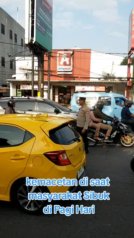 Polisi Melayani Masyarakat, ,mengatur Lalulintas yg padat
