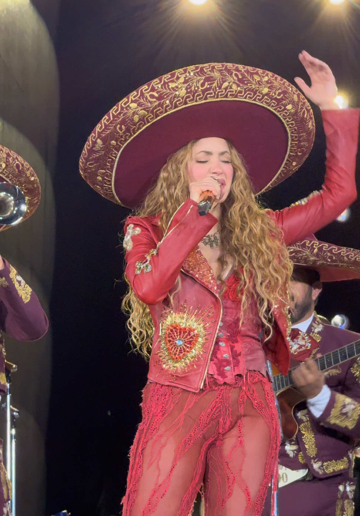¡Shakira, hermana, ya eres mexicana! 🌟 El poder de su voz es surreal… un momento hermoso y un homenaje inolvidable a México 🇲🇽✨ PUEBLA - MÉXICO #lmynlworldtourpuebla #shakira #foryou #trending #lmynlworldtour  @Shakira 