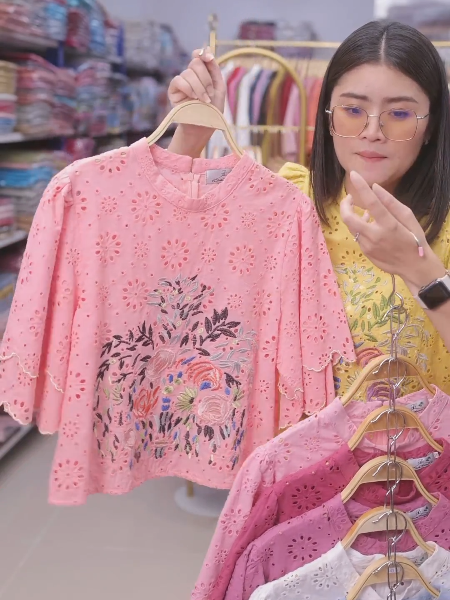 🎀ชอบสีไหนกดจิ้มที่ตะกร้าได้เลยค่ะ เสื้อคอตต้อนฉลุลายสวยๆ🎀#tiktokhighlights #ร้านสก็อตเฮ้าส์💚🏆เราคือโรงงานตัดเย็บค่ะ #ร้านสก็อตเฮ้าส์เสื้อลินิน #นึกถึงลินินนึกถึงสก็อตเฮ้าส์ #tiktoklive #tiktokแฟชั่น #ชุดออกงาน #เสื้อใส่ไปวัดทําบุญ #เสื้อลินิน #เสื้อผ้าผู้หญิง