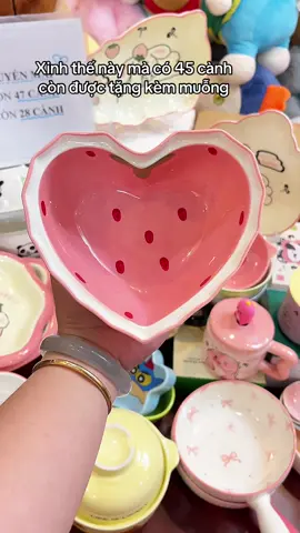 Chén dâu hình trái tym khi mua sẽ được tặng kèm muỗng. Chén sứ dày chất lượng cao, siu đáng iu cho mấy tình yêu nè  #chén #batancomdethuong #batdangyeu #xuhuong #viral 