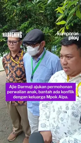 Suami mendiang Mpok Alpa, Ajie Darmaji didampingi oleh tim kuasa hukumnya, Zaki R. Mosabasa, mendatangi Pengadilan Agama Jakarta Selatan. Kehadiran keduanya itu dimaksudkan untuk menghadiri sidang permohonan penetapan perwalian anak yang ia ajukan sebelumnya. Aset: kumparan #happening #update #entertainment #svt #mpokalpa   