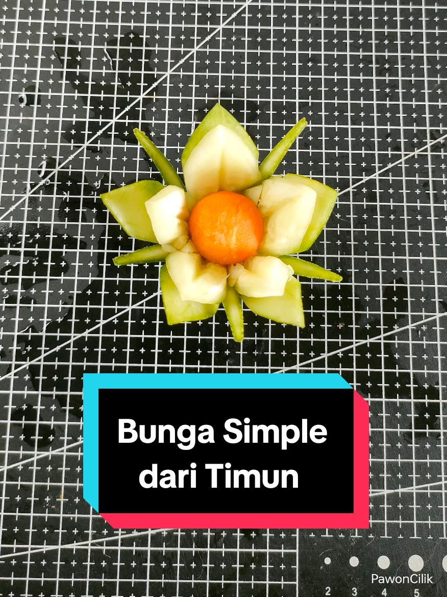 awalnya mau bikin 6 kelopak tp krn timun nya kecil jd dibuat 5 kelopak aja #pawoncilik #garnish #garnishtumpeng #garnishbunga #garnishtimun 