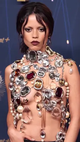 ¿Podemos hablar del impresionante crop-top joya de @givenchy que @jennaortega llevó anoche a los #Emmys 2025? Sin duda alguna, solo ella puede lucirlo con tanto rollazo ⚡️⚡️⚡️ 📹 Vídeo: Getty Images #JennaOrtega #Look