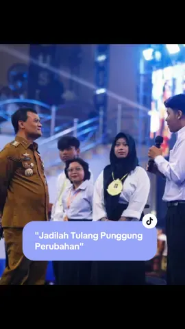 Gubernur Jawa Tengah, Ahmad Luthfi, hadir dalam kegiatan Pengenalan Akademik dan Kegiatan Mahasiswa (PAKEM) di Universitas Semarang (USM) pada Senin, 15 September 2025.  Di hadapan 2.848 mahasiswa baru, ia menyampaikan pesan kuat bahwa mahasiswa harus menyadari peran strategisnya sebagai tulang punggung perubahan. Ia menyebut bahwa lima tahun ke depan merupakan masa penting, di mana para mahasiswa akan menjadi kekuatan utama dalam pembangunan daerah. Dalam pidatonya, ia menyampaikan bahwa kuliah bukan semata-mata proses akademik, tetapi ajang untuk menyiapkan diri menjadi agen perubahan yang memiliki visi, misi, dan semangat membangun masyarakat. @Ahmad Luthfi @Taj Yasin Maimoen @Universitas Semarang #ahmadluthfi #tajyasin #jawatengah #mahasiswa #maba 