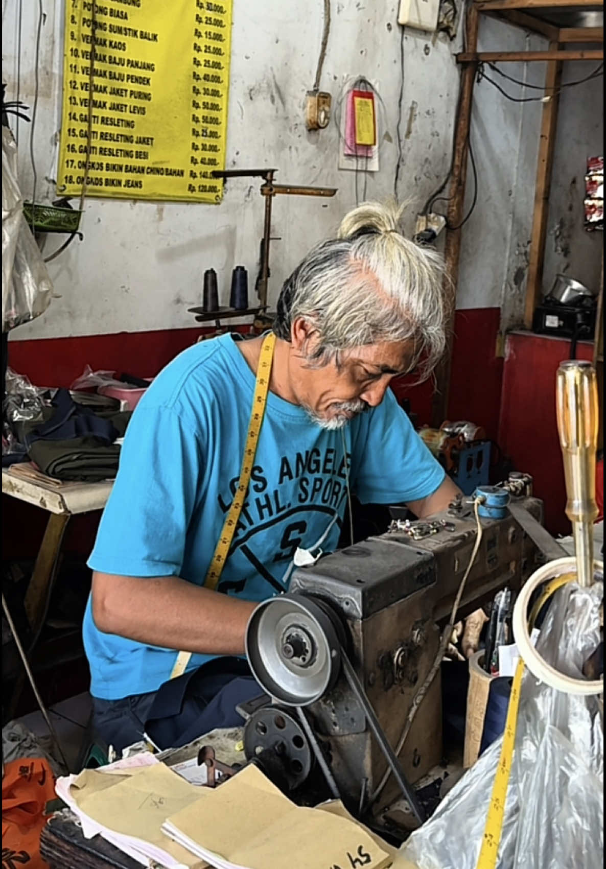 Pak Tri penjahit/permak levis di Depok #mincalmakeover #mubengstore 