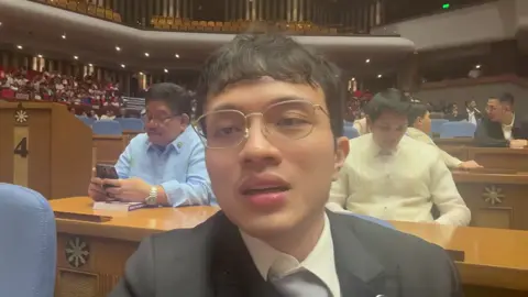 ‘MAGBABAGO NA ANG HOUSE OF REPRESENTATIVES’ Another #controversial post was shared by young Dasmariñas #Representative Kiko Barzaga on September 15, 2025, while waiting for the congressional #session to begin. In a mix of jest and protest, Barzaga sang a few lines from Gloc-9’s “Upuan” and declared, “magbabago na ang House of Representatives. We will bring justice into this corrupt system.” It can be recalled that the 27-year-old lawmaker has repeatedly launched direct attacks against House Speaker Martin Romualdez and his reported allies on social media over alleged anomalies. He earlier resigned from his post as Assistant Majority Leader in the chamber last week. | via Superbalita Davao 🎥 #Congressman Kiko Barzaga / Facebook  #AllYouNeedToKnow