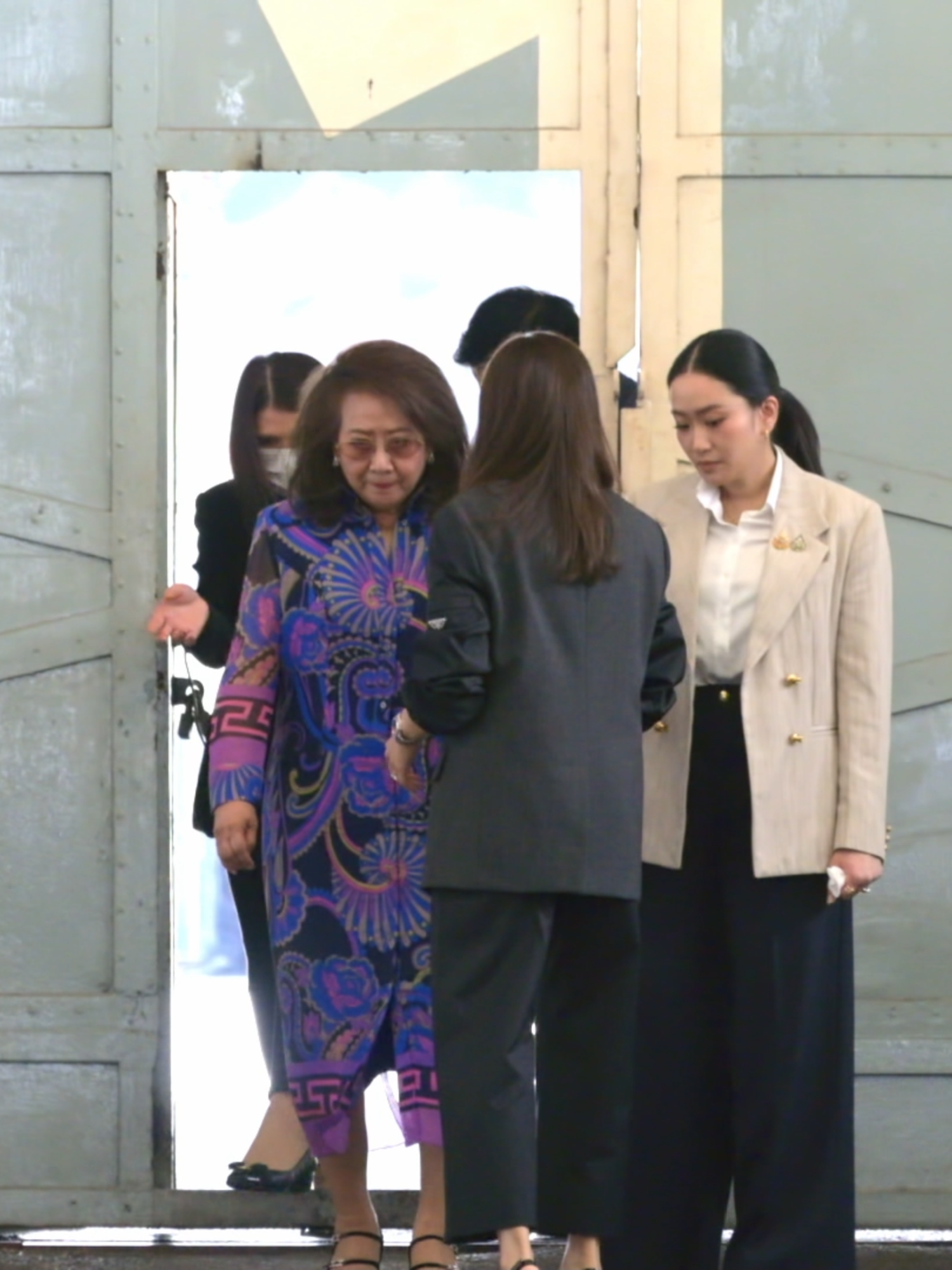 ภาพบรรยกาศ ท่านอดีตนายกแพทองธานชินวัตร คุณหญิงพจมาน และคุณเอม เข้าเยี่ยมคุณทักษิณชินวัตร ที่เรือนจำคลองเปรม ซึ่งทางเรือจำเปิดให้เข้าเยี่ยมได้วันแรงหลังผ่านช่วงกักตัว  #ทักษิณชินวัตร #แพทองธานชินวัตร