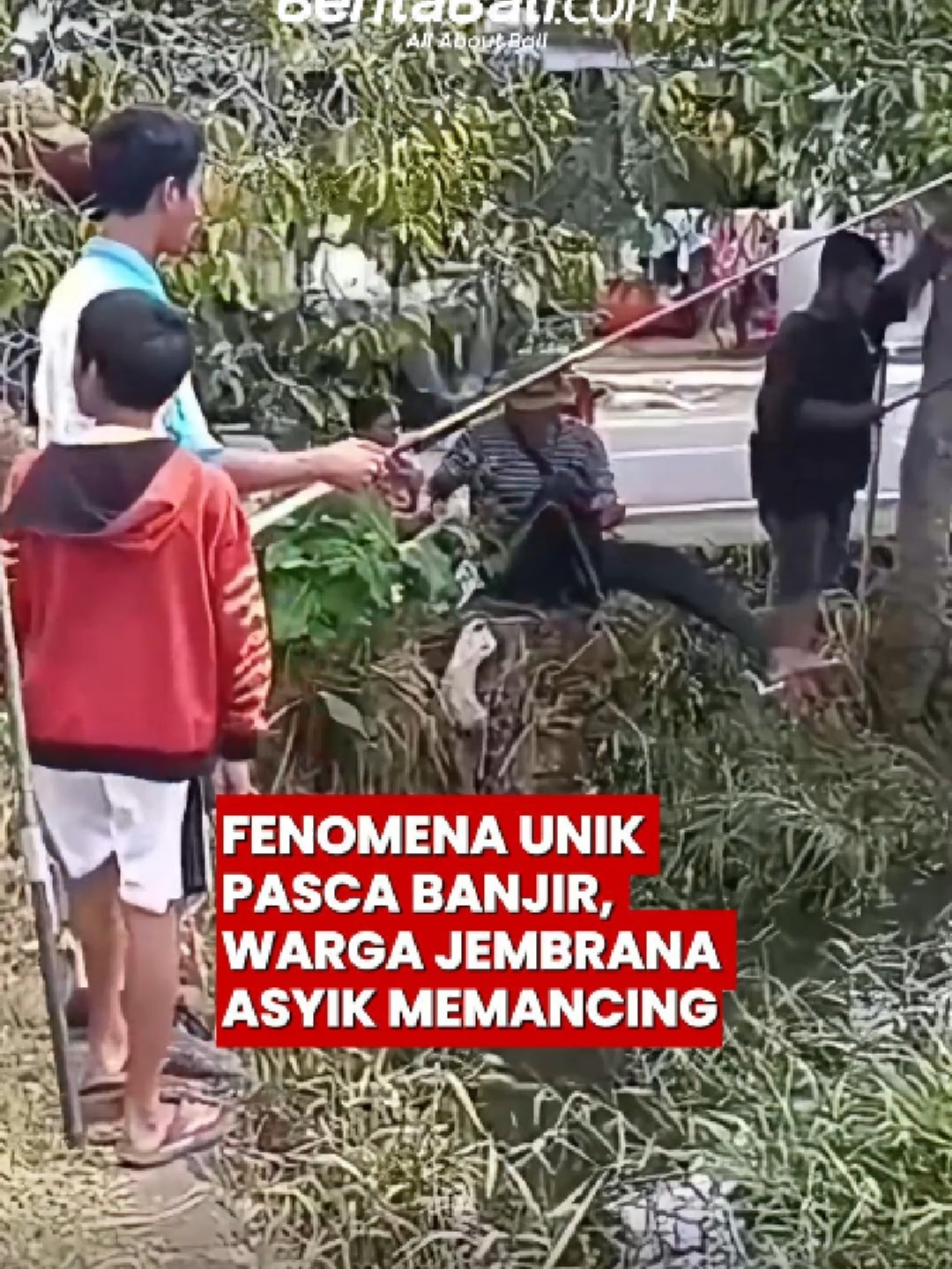 Fenomena Unik Pasca Banjir, Warga Jembrana Asyik Memancing Genangan bekas banjir di Jembrana mendadak jadi lokasi memancing dadakan dan ramai didatangi warga. Semeton pernah melihat fenomena serupa di daerah lain? Bagikan cerita Semeton di kolom komentar. Reporter : JBR Editor : FDI #AllAboutbali #berandafyp #berandatiktok #fyppppppppppppppppppppppp