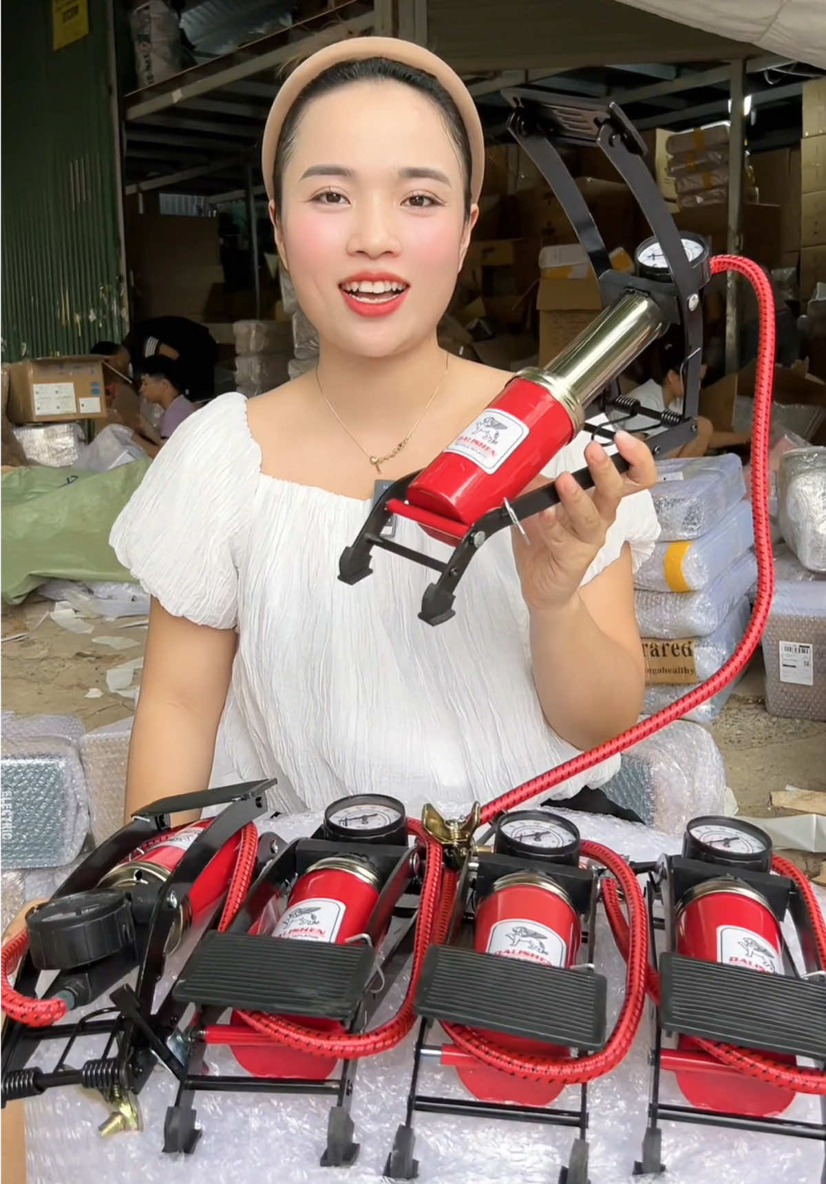 Bơm xe máy xe đạp mini bằng chân tiện lợi vô cùng#giadungtienich #nhacuadoisong #layeu95 #bomxe #bomxemay 