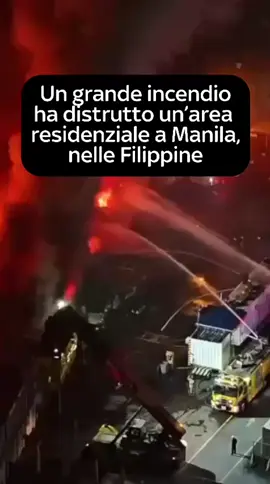 I vigili del fuoco hanno lavorato per contenere un enorme incendio che ha devastato alcune case a Manila, nelle Filippine, domenica 14 settembre. Secondo quanto riportato da fonti locali, l'incendio ha devastato un'area residenziale e ha causato lo sfollamento di almeno 1.000 residenti ( 📹 Manila DRRM Office via Storyful) #news #SkyTg24