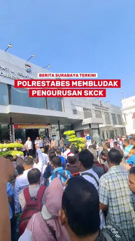Berita Terkini‼️ Pengurusan SKCK untuk syarat P3K di Polrestabes Surabaya Membludak poll kayak gini 🫣😱 . Salah satu pemohon SKCK Ahmad, 34, mengatakan datang ke Mapolrestabes Surabaya sekitar pukul 06.00. “Dapat antrean nomor 630. Ini buat SKCK untuk persyaratan (pemberkasan) PPPK paruh waktu,” ujarnya kepada Radar Surabaya, Senin (15/9). . Ahmad menambahkan, kebanyakan pemohon SKCK hari ini merupakan tenaga harian non ASN yang masuk dalam alokasi PPPK paruh waktu. “Kemarin dapat pengumuman Jumat. Ini masih menunggu. Tadi barusan diinformasikan bisa mengurus di Polsek masing-masing sesuai KTP,” ucapnya. . Kasat Intelkam Polrestabes Surabaya AKBP Fitra Zuanda mengungkapkan, untuk hari ini di Polrestabes Surabaya pendaftar pemohon SKCK sekitar 1295. Namun diprediksi akan terus meningkat. . Sumber : radarsurabaya Video : tomy . #SurabayaTerkini #Surabaya #Suroboyo #Sby