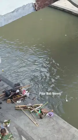 Seluruh anggota TNI-Polri, Basarnas, dan masyarakat umum bekerja keras berbenah pasca banjir bandang yang terjadi di titik Pasar Badung, Pasar Kumbasari dan sekitarnya, pada 9-10 September 2025 lalu. . Mobil-mobil yang terendam mobil satu persatu berhasil dikeluarkan dari basement Pasar Badung.  Lumpur yang mengendap di areal Pasar Badung terus dibersihkan. Mari kita doakan kelancaran dalam gotong royong pasca banjir, sehingga ekonomi masyarakat dapat kembali seperti sedia kala.