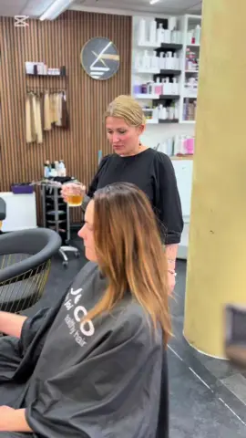 Film w celach humorystycznych 😅 do pracy zawsze przychodzimy w stanie trzeźwości za to z mnóstwem dobrej energii i wyśmienitym humorem #hairstylisteindhoven #nataliagrajcarhairacademy #hairsaloon #funnytiktok #funnymarketing 