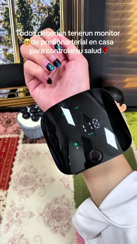 Todos deberían tener un monitor de presión arterial en casa para controlar su salud.#tiktokbacktoschool #bloodpressurecheck #wristwatch #tiktokbacktoschool 