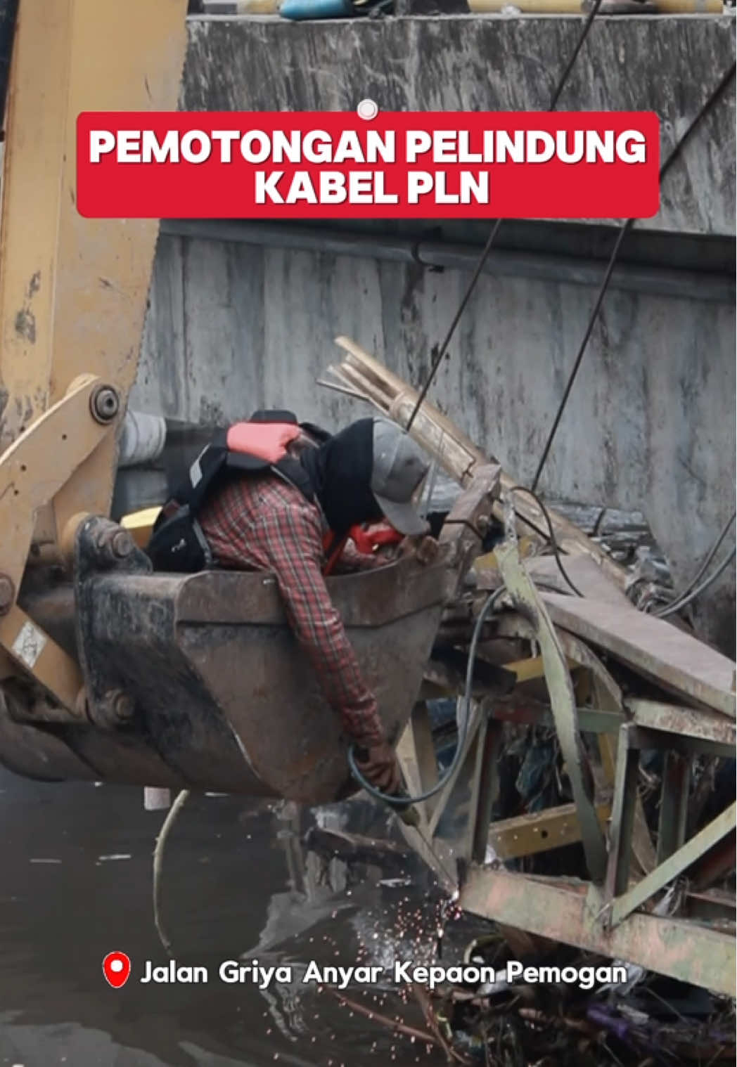 Turun Langsung Tinjau Banjir!!! Walikota Denpasar, I Gusti Ngurah Jaya Negara, pada Senin (15/9) meninjau tiga titik lokasi banjir sekaligus memastikan pencarian korban dan pembersihan sungai berjalan lancar. Di sela peninjauan, beliau juga menyapa warga terdampak di Perumahan Bina Mulia, Ubung Kaja, serta menyerahkan bantuan logistik bersama Dinas Sosial dan pihak terkait. “Fokus kami bukan hanya mengatasi dampak banjir, tetapi juga memastikan masyarakat kembali merasa aman dan nyaman,” ujar Jaya Negara. Cc: @joyful.denpasar  #DenpasarViral #DenpasarPulih #DenpasarBangkit #Tanggap Darurat