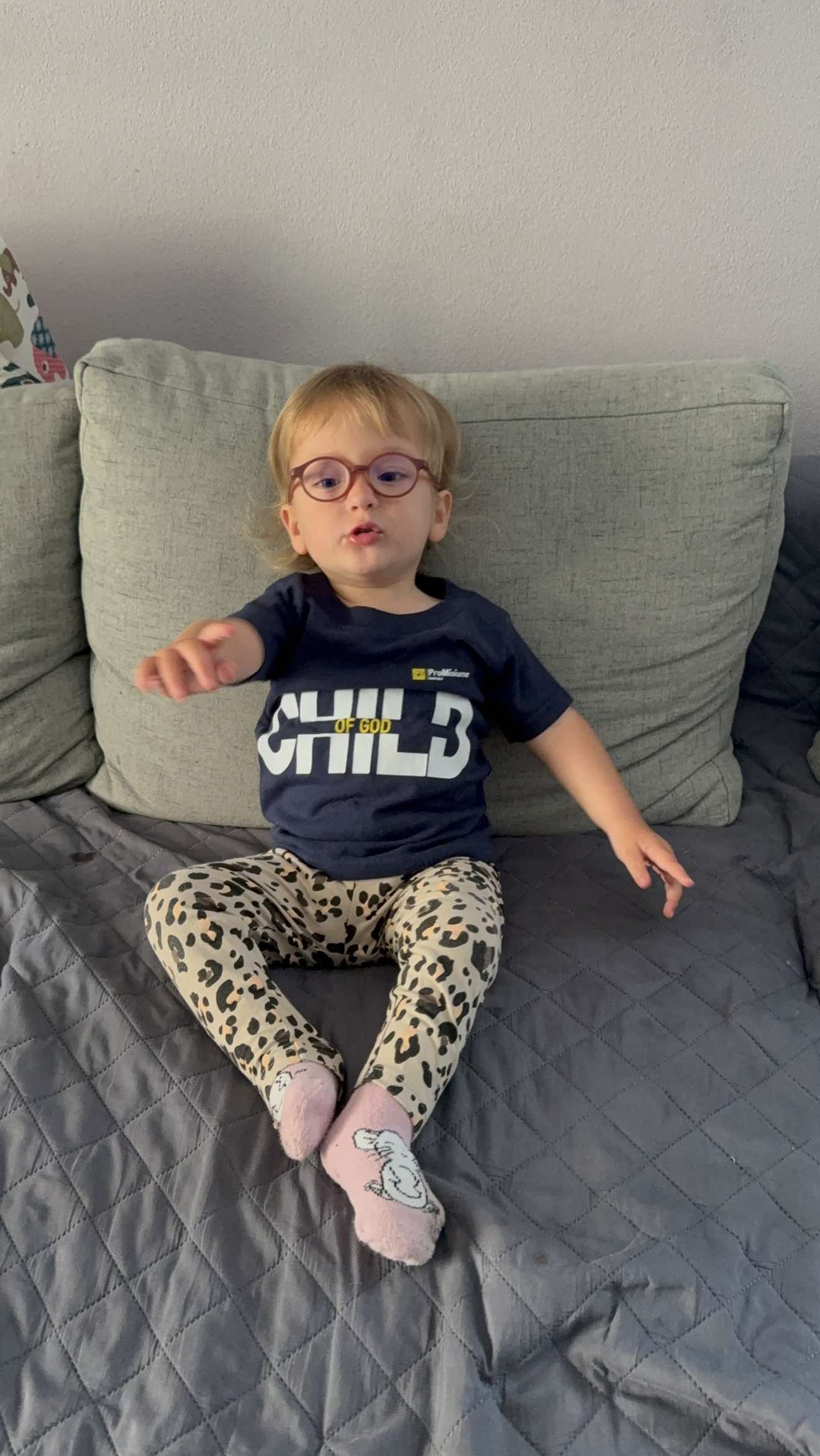 Cu ce se imbraca Luna dimineata la terapii? Momentan doar imi arata cu ce vrea sa se imbrace si eu ii aleg defapt cu ce sa mearga! Vor veni zile si cu combinatii ciudate😂🫣! #mamici #spinabifida #mamicipetiktok #lunamea #terapii 