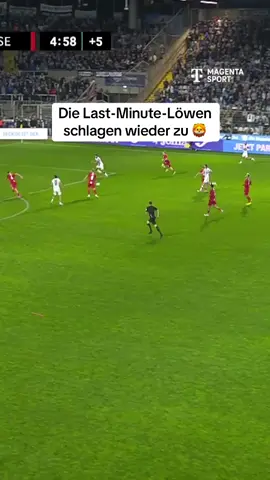 Sie können es einfach nicht lassen. 🔥 Nachdem Havelse erst in der 88. Minute zum Ausgleich getroffen hatte, legt Patrick Hobsch noch einmal nach und sichert Sechzig wichtige drei Punkte im Aufstiegsrennen. 💪 Alle Spiele der 3. Liga LIVE siehst du nur bei MagentaSport! 📺 #sportistmagenta #fussball #3liga #1860 