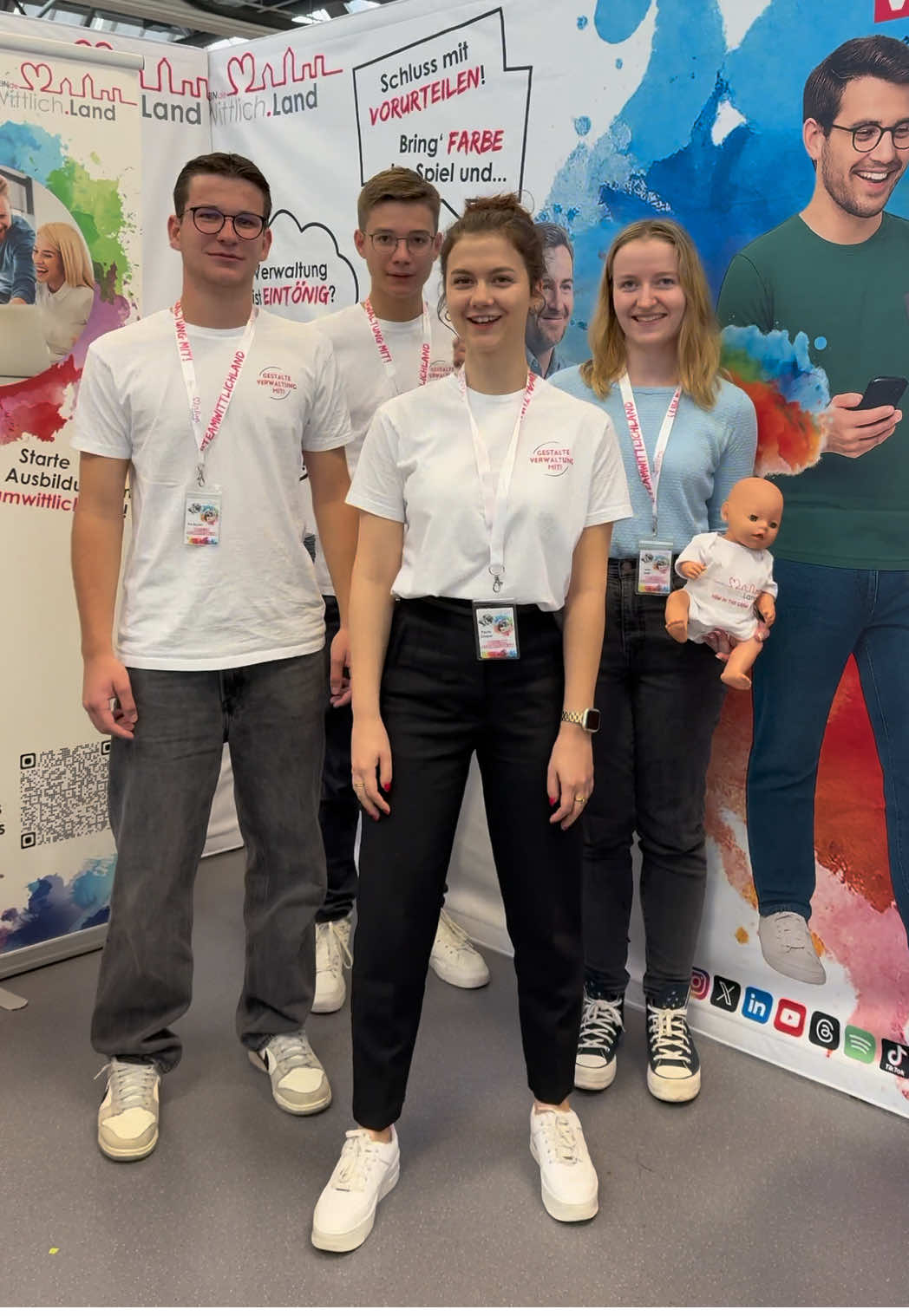 Auch heute sind wir mit dem #teamwittlichland am Start bei der @TAKE OFF Wittlich | Azubimesse. 🚀 Unser Motto: #GestalteVerwaltungMit! 🎨💡 Bis 13:00 Uhr findet Ihr uns am Stand B10 – mit guter Laune 🤗, spannenden Infos ℹ️ und unserem jungen #Team, das Euch zeigt, wie abwechslungsreich #Verwaltung sein kann. 💬📲💪🏻 👉🏻 Also: Kommt vorbei und entdeckt, wie Ihr Eure #Zukunft  bei uns starten könnt! 💼🔜