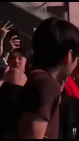 Nhất Taehyung nhé, đã được hai anh dẫn đi xem concert mà kèm dịch vụ massage nữa thì quá đã rồi #JH #V