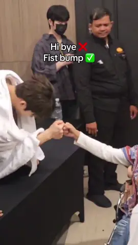 Membalas @miegacoan Fist bump sama Kim Hanbin udah, sekarang tinggal cari cara buat Fist bump-in hati dia juga 😌👊❤️‍🔥 (ga maksa kok... cuma nekat) #kimhanbin #hanbin #thelastparadetourjakarta #nuriingonser 